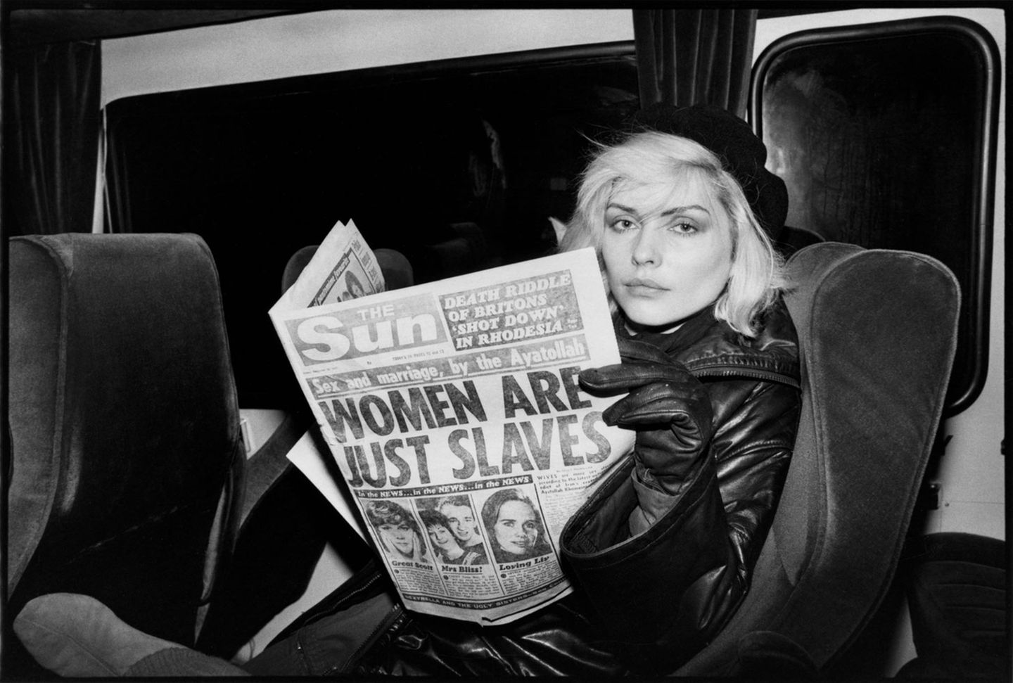 Debbie Harry bei der Lektüre des englischen Boulevardblatts "The Sun". "Frauen sind nur Sklaven", sagt die Titelzeile. Für Harry hat das ganz sicher nie gegolten.