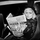 Debbie Harry bei der Lektüre des englischen Boulevardblatts "The Sun". "Frauen sind nur Sklaven", sagt die Titelzeile. Für Harry hat das ganz sicher nie gegolten.
