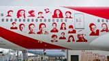 Eine fabrikneue Maschine für das Star-Alliance-Mitglied Air China lieferte Boeing mit einer Sonderbemalung "Smiling China" aus. Seitdem fliegt die Boeing 777-300ER mit dieses lachenden Gesichtern um den Globus.