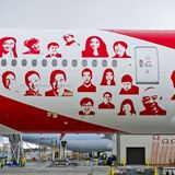 Eine fabrikneue Maschine für das Star-Alliance-Mitglied Air China lieferte Boeing mit einer Sonderbemalung "Smiling China" aus. Seitdem fliegt die Boeing 777-300ER mit dieses lachenden Gesichtern um den Globus.