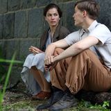 Weil ihr Vater von den Amerikanern in ein Kriegsgefange­nenlager versetzt wird, trägt Anna die alleinige Verantwortung für das Gut. Zum Glück steht ihr Friedrich (Jonas Nay) zur Seite