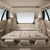 Der Laderaum des nun 4,62 Meter langen Bayern ist mit 495 Litern im Normalzustand 35 Liter größer als beim Vorgänger. Wer die drei Elemente der Rückbank umklappt, kann bis zu 1.500 Litern nutzen.