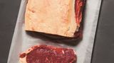 Roastbeef  Das Roastbeef ist das Hinterviertel vom Rind zwischen Hochrippe und Hüfte. Man sagt dazu auch Lende oder Lendenbraten. Es wird am Stück zubereitet, zart rosa gegart und in England gerne mit Yorkshire Pudding und Bratensaft serviert. Aus dem Roastbeef werden auch die bekannten Steaks geschnitten wie Entrecôte, Rumpsteak oder T-Bone-Steak.