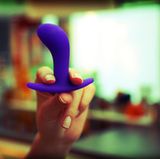 Wie heißt das?  Bootie  Ist das für Frauen oder Männer?  Der Bootie ist zum Einstieg im analen Bereich super. Seine Form macht ja das Einführen besonders leicht. Dabei kann der Bootie von Mann wie auch Frau benutzt werden, bei uns benutze aber hauptsächlich ich den Bootie, da er so herrlich die Prostata stimuliert. Der "Steg" am Ende des Toys verhindert ein Verschwinden - so brauche ich mir keine Sorgen beim Tragen machen.  Wozu brauche ich das?   Ich "brauche" den Bootie nicht, aber er stimuliert zusätzlich, zum Beispiel beim Sex. Zwar ist Bootie ein verhältnismäßig kleines Analtoy, erzeugt aber dennoch ein Gefühl von Ausgefülltheit bei mir. Die Stimulation am und im Anus ist sehr erregend. Besonders beim gleichzeitigen Sex bringt der Bootie eine kleine, aber deutliche spürbar härtere Erektion und ich meine auch ein längeres "Stehvermögen". Der Bootie drückt mit seinem Kopf auf meine Prostata, den männlichen G-Punkt - ein tolles Gefühl.  Wie glücklich macht mich das auf einer Skala von 1 bis 10 (10 ist sehr sehr glücklich)?   Ich würde dem Bootie und mir eine 8 geben.  Was behaupte ich, wenn mein Kind/meine Frau/meine Putzfrau das findet?  Vor meiner Frau, brauche ich nichts zu verbergen und eine Putzfrau oder Kinder haben wir nicht. Wenn wir eins davon hätten, würden wir es an einem Ort aufbewahren, der nicht einfach zugänglich ist.  Würden meine Eltern das benutzen?   Manches möchte ich einfach nicht von meinen Eltern wissen ... Nein, ich glaube nicht, fände es aber cool wenn doch.  Was kostet das?  20 Euro