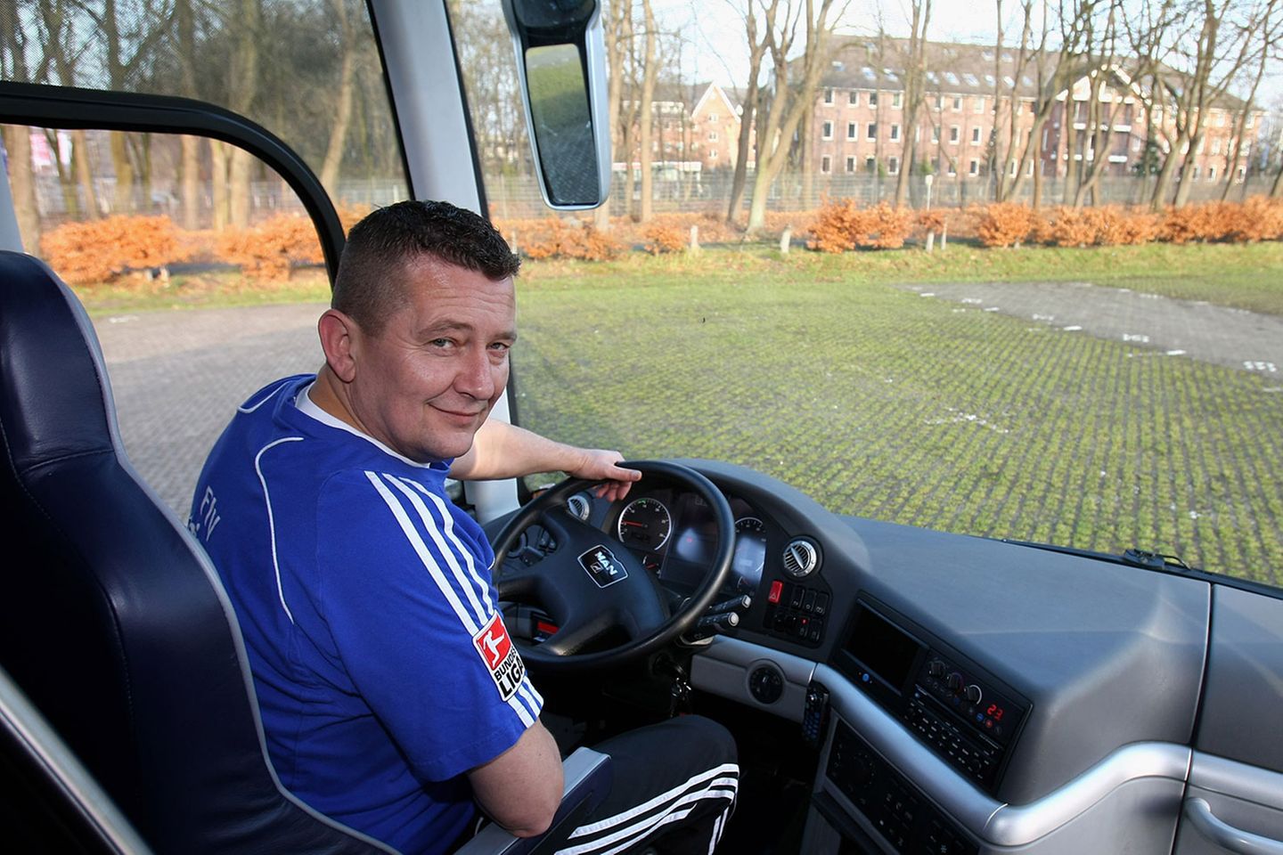 Die Saison ist gerade mal zur Hälfte rum - und der Hamburger SV zerlegt sich weiter selbst. Ein weiterer desolater Auftritt gegen Hoffenheim, schon im Hinspiel ging Liga-Dino unter, ein Trainer, der es im Training mit seiner Mannschaft eher ruhig angehen lässt und freie Tage gerne in der holländischen Heimat verbringt, dessen Team zur Schießbude verkommt und ein Sportdirektor, der fassungslos am Rand steht ... Nein, bundesligatauglich ist das alles wahrlich nicht.  Doch warum sich gegen das Unvermeidliche wehren? Seit 50 Jahren klammert sich der "Dino" an die Zugehörigkeit zur Bundesliga. Vielleicht muss man am Volkspark auch einfach mal loslassen können. Schließlich gibt es genug Gründe, warum dem HSV ein Ausflug in die 2. Liga ganz gut tun würde. Elf davon haben wir an dieser Stelle mal zusammengetragen.  Demut lernen auf langen Busfahrten nach Aue und Sandhausen  Bei kaum einem anderen Club ist die Diskrepanz zwischen Anspruch und Wirklichkeit so groß wie beim HSV. Ein Aufenthalt in der 2. Liga kann da Wunder wirken.
