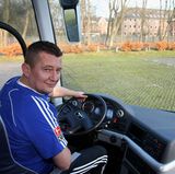 Die Saison ist gerade mal zur Hälfte rum - und der Hamburger SV zerlegt sich weiter selbst. Ein weiterer desolater Auftritt gegen Hoffenheim, schon im Hinspiel ging Liga-Dino unter, ein Trainer, der es im Training mit seiner Mannschaft eher ruhig angehen lässt und freie Tage gerne in der holländischen Heimat verbringt, dessen Team zur Schießbude verkommt und ein Sportdirektor, der fassungslos am Rand steht ... Nein, bundesligatauglich ist das alles wahrlich nicht.  Doch warum sich gegen das Unvermeidliche wehren? Seit 50 Jahren klammert sich der "Dino" an die Zugehörigkeit zur Bundesliga. Vielleicht muss man am Volkspark auch einfach mal loslassen können. Schließlich gibt es genug Gründe, warum dem HSV ein Ausflug in die 2. Liga ganz gut tun würde. Elf davon haben wir an dieser Stelle mal zusammengetragen.  Demut lernen auf langen Busfahrten nach Aue und Sandhausen  Bei kaum einem anderen Club ist die Diskrepanz zwischen Anspruch und Wirklichkeit so groß wie beim HSV. Ein Aufenthalt in der 2. Liga kann da Wunder wirken.