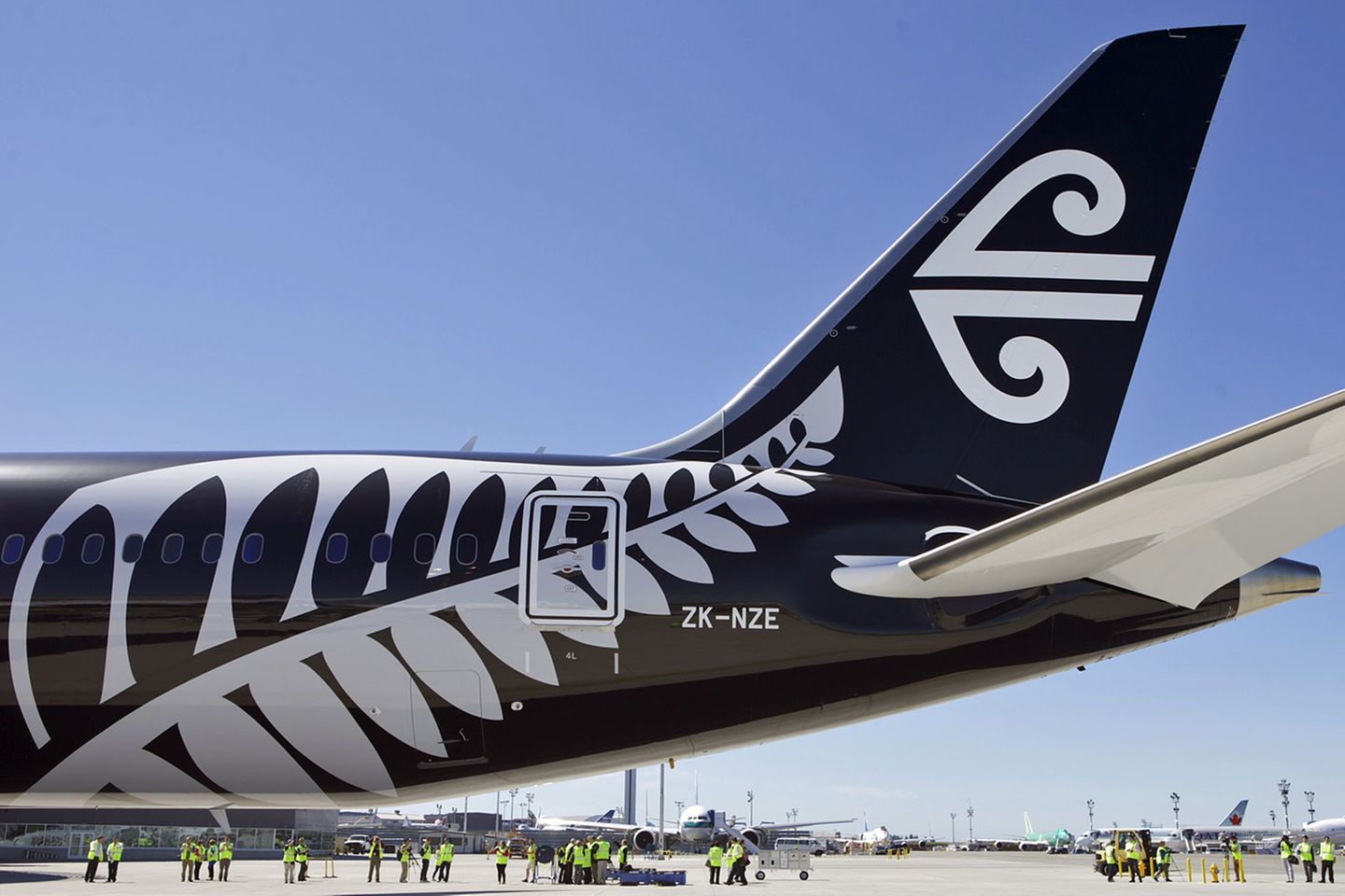 Ganz in Schwarz: Diese Boeing 787-9 wurde vor der Auslieferung an Air New Zealand komplett schwarz lackiert und trägt statt des üblichen Logos einen Farnwedel am Rumpfende. Das bedrohlich wie eine Militärmaschine wirkende Langstreckenflugzeug soll das langjährige Engagement der Airline für das neuseeländische Rugby-Team, die All Blacks, unterstreichen.