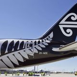 Ganz in Schwarz: Diese Boeing 787-9 wurde vor der Auslieferung an Air New Zealand komplett schwarz lackiert und trägt statt des üblichen Logos einen Farnwedel am Rumpfende. Das bedrohlich wie eine Militärmaschine wirkende Langstreckenflugzeug soll das langjährige Engagement der Airline für das neuseeländische Rugby-Team, die All Blacks, unterstreichen.