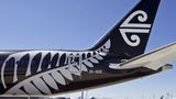 Ganz in Schwarz: Diese Boeing 787-9 wurde vor der Auslieferung an Air New Zealand komplett schwarz lackiert und trägt statt des üblichen Logos einen Farnwedel am Rumpfende. Das bedrohlich wie eine Militärmaschine wirkende Langstreckenflugzeug soll das langjährige Engagement der Airline für das neuseeländische Rugby-Team, die All Blacks, unterstreichen.