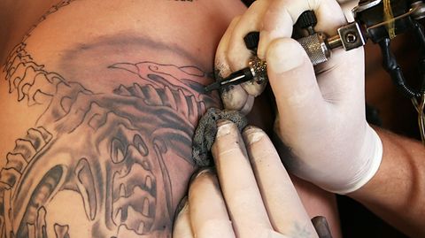 Forscher finden krebserregende Stoffe in schwarzen Tattoofarben