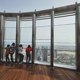 Hinaus ins Freie: In 442 Metern Höhe sind zwischen den großen Glasscheiben freie Sehschlitze für die Kameraobjektive belassen, durch die der heiße Wüstenwind heraufweht