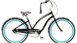 Cruiser - Ganz entspannt auffallen  Beispiel  Hersteller: Electra   Modell: Blanc et Noir 7i  Preis: 799 Euro  Cruiser ist im Ursprung ein Fahrradtyp aus den 40er Jahren. Heute nennt man Räder so, die mit geschwungenem Rahmen, dicken Reifen, breitem Lenker und breitem Sattel ausgestattet sind. Diese Räder sind vor allem eins: individuell und auffällig. Das Aussehen steht im Vordergrund, die Fahreigenschaften sind zweitrangig. Für gelegentliche Fahrten zum Strand ist ein Cruiser zu gebrauchen, als tagtäglicher Begleiter weniger. Durch den Film "die Wilden Kerle" wurde der Cruiser bei Kindern populär. Aber gerade gewagte Umbauten sind schwer zu beherrschen. Das abgebildete Blanc et Noir 7i verzichtet konsequent auf Zutaten wie eine Lichtanlage, die die Straßenverkehrsordnung vorsieht.  Plus: Individuell, auffällig   Minus: Mittelmäßige Fahreigenschaften