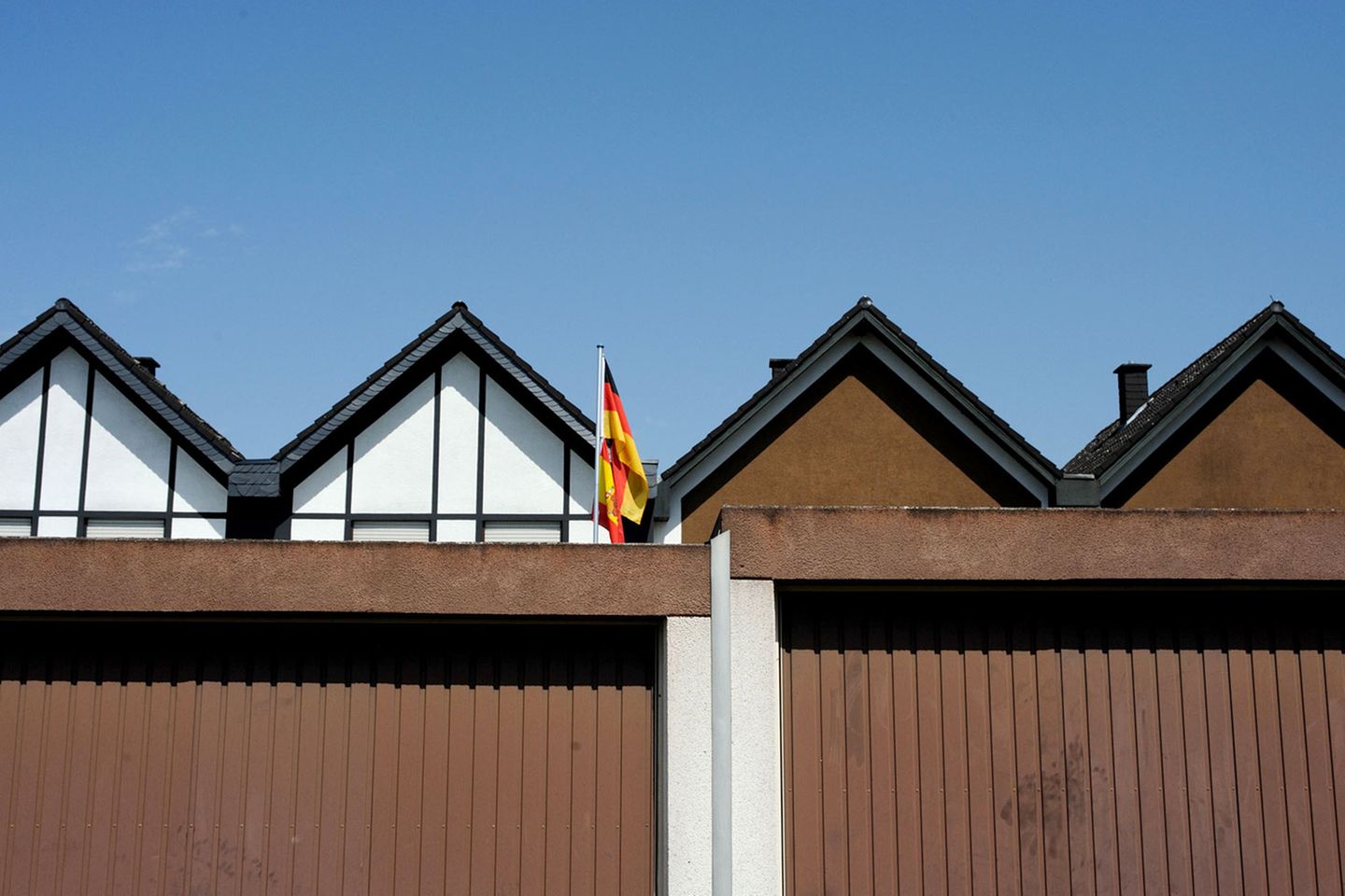 Ganz wichtig: Auch die Garage muss Flagge zeigen  Mehr von der Fotografin auf Die Lichtung