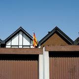 Ganz wichtig: Auch die Garage muss Flagge zeigen  Mehr von der Fotografin auf Die Lichtung