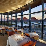 Palate Restaurant: Saffire Freycinet, Tasmanien  Ganz weit weg von allem: Auf einer einsamen Halbinsel an der Ostküste Tasmaniens hat vor wenigen Jahren eine edle Unterkunft aufgemacht, die zu den Luxury Lodges of Australia gehört. Die Speisekarte des Palate-Restaurants wird täglich neu zusammengestellt, mit einem Schwerpunkt auf Meeresfrüchten. Durch die bodentiefen Fenster wird die fantastische Landschaft in den geschwungen Raum integriert.  Info: www.saffire-freycinet.com.au