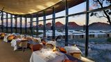 Palate Restaurant: Saffire Freycinet, Tasmanien  Ganz weit weg von allem: Auf einer einsamen Halbinsel an der Ostküste Tasmaniens hat vor wenigen Jahren eine edle Unterkunft aufgemacht, die zu den Luxury Lodges of Australia gehört. Die Speisekarte des Palate-Restaurants wird täglich neu zusammengestellt, mit einem Schwerpunkt auf Meeresfrüchten. Durch die bodentiefen Fenster wird die fantastische Landschaft in den geschwungen Raum integriert.  Info: www.saffire-freycinet.com.au