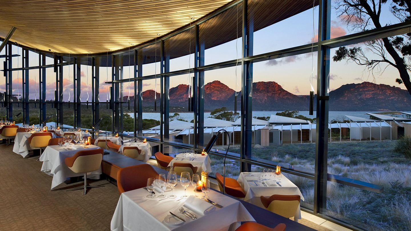 Palate Restaurant: Saffire Freycinet, Tasmanien  Ganz weit weg von allem: Auf einer einsamen Halbinsel an der Ostküste Tasmaniens hat vor wenigen Jahren eine edle Unterkunft aufgemacht, die zu den Luxury Lodges of Australia gehört. Die Speisekarte des Palate-Restaurants wird täglich neu zusammengestellt, mit einem Schwerpunkt auf Meeresfrüchten. Durch die bodentiefen Fenster wird die fantastische Landschaft in den geschwungen Raum integriert.  Info: www.saffire-freycinet.com.au