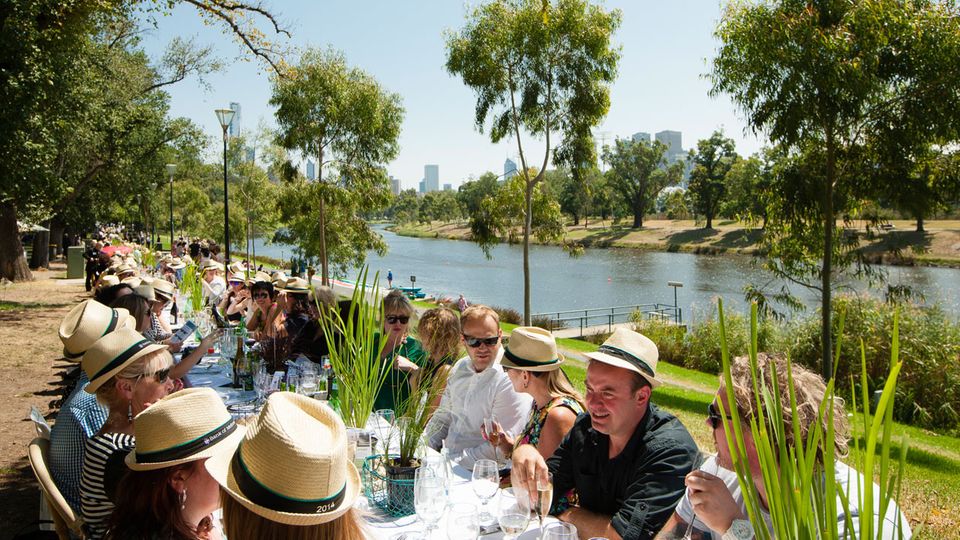 Food & Wine Festivals in Down Under: Beim Melbourne Food and Wine Festival wird an der langen Tafel serviert. Beim Melbourne Food and Wine Festival wird an der langen Tafel serviert.