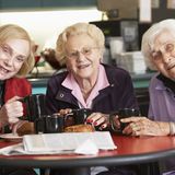 Eckes Edelkirsch: "Nur Küsse schmecken besser"  Nie hätte ich Knutschen mit dem Alte-Tanten-Likör in Zusammenhang gebracht. Ein Blick auf die alte Werbung zeigt: Von der züchtigen Hausfrau mit den Perlenohrringen der 50er bis zur Kajal-verschmieren 70er-Braut kippen ausschließlich Damen den süßen Schnaps runter. In den 90ern nippten dann schon zwei Generationen Frauen das Zeug - wo wir wieder beim Kaffeekränzchen mit Likörchen wären. Aber Küsse? Wahrscheinlich das heimliche Bekenntnisgetränk für ungeknutschte Hausfrauen.