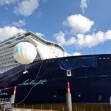 Noch ist der Schriftzug am Bug von dunkelblauem Tuch verdeckt: Während der Taufzeremonie hängt Schlagerstar Helene Fischer für einen Moment am Trapez eines Ballons.