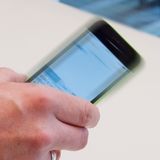 Trick 4: Widerrufen durch Schütteln  Hat man sich beim Eingeben etwa in einem Internetformular im Feld vertan, kann es ganz schön nervig sein, die komplette Zeile löschen zu müssen. Dabei gibt es beim iPhone eine ganz einfache Lösung: Schütteln Sie das Gerät einmal kurz, erscheint prompt ein Fenster, mit dem Sie die Eingabe widerrufen können. Das funktioniert auch bei Internetadressen, Such-Anfragen oder Text-Nachrichten.