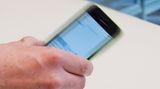 Trick 4: Widerrufen durch Schütteln  Hat man sich beim Eingeben etwa in einem Internetformular im Feld vertan, kann es ganz schön nervig sein, die komplette Zeile löschen zu müssen. Dabei gibt es beim iPhone eine ganz einfache Lösung: Schütteln Sie das Gerät einmal kurz, erscheint prompt ein Fenster, mit dem Sie die Eingabe widerrufen können. Das funktioniert auch bei Internetadressen, Such-Anfragen oder Text-Nachrichten.