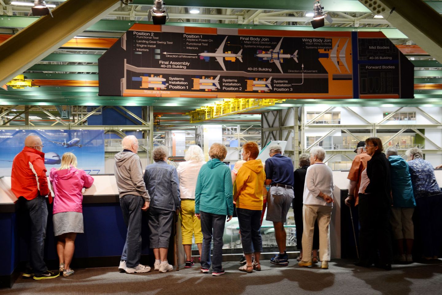 Im Werk der Boeing 787: Auf der Zuschauergalerie: Das Boeing-Werk in Everett kann im Rahmen des Programms "Future of Flight" täglich besichtigt werden. In der Fabrikhalle werden neben dem Dreamliner auch die neuste Version des Jumbojets, der Boeing 747-8 intercontinental, und die Boeing 777 gefertigt. Auf der Zuschauergalerie: Das Boeing-Werk in Everett kann im Rahmen des Programms "Future of Flight" täglich besichtigt werden. In der Fabrikhalle werden neben dem Dreamliner auch die neuste Version des Jumbojets, der Boeing 747-8 intercontinental, und die Boeing 777 gefertigt.