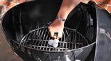 … das obere Grillrost abnehmen und auf das untere drei Grillanzünder, meist Parafinwürfel, entzünden …