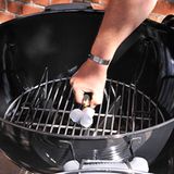 … das obere Grillrost abnehmen und auf das untere drei Grillanzünder, meist Parafinwürfel, entzünden …