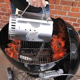 Zu gleichen Teilen werden die glühenden Kohlen links und rechts in den Körben verteilt.