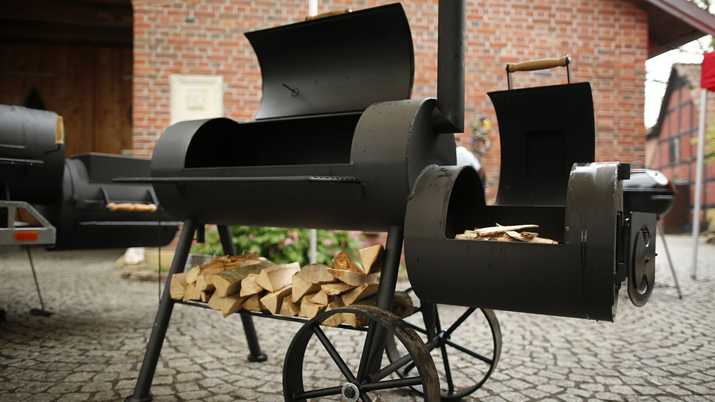 Smoken statt Grillen: Immer mehr ambitionierte Griller in Deutschland wagen sich an die nächste Stufe der Fleischzubereitung im Freien: dem Garen bei niedrigen Temperaturen um die 90 bis 110 Grad. Das Gerät für diesen Job ist der Smoker. Er heißt so, weil er mit heißem Rauch das Fleisch langsam durchgart. Feuer und Grillgut sind strikt voneinander getrennt. An der Seite etwas unterhalb der Garkammer, ist die Hitzequelle angebracht, die Sidefirebox. Hier wird mit Holzscheiten ein Feuer entfacht. Hitze und Rauch ziehen in die Garkammer, über das Grillgut hinweg und dann über ein Ofenrohr nach oben wieder ab. Immer mehr ambitionierte Griller in Deutschland wagen sich an die nächste Stufe der Fleischzubereitung im Freien: dem Garen bei niedrigen Temperaturen um die 90 bis 110 Grad. Das Gerät für diesen Job ist der Smoker. Er heißt so, weil er mit heißem Rauch das Fleisch langsam durchgart. Feuer und Grillgut sind strikt voneinander getrennt. An der Seite etwas unterhalb der Garkammer, ist die Hitzequelle angebracht, die Sidefirebox. Hier wird mit Holzscheiten ein Feuer entfacht. Hitze und Rauch ziehen in die Garkammer, über das Grillgut hinweg und dann über ein Ofenrohr nach oben wieder ab.