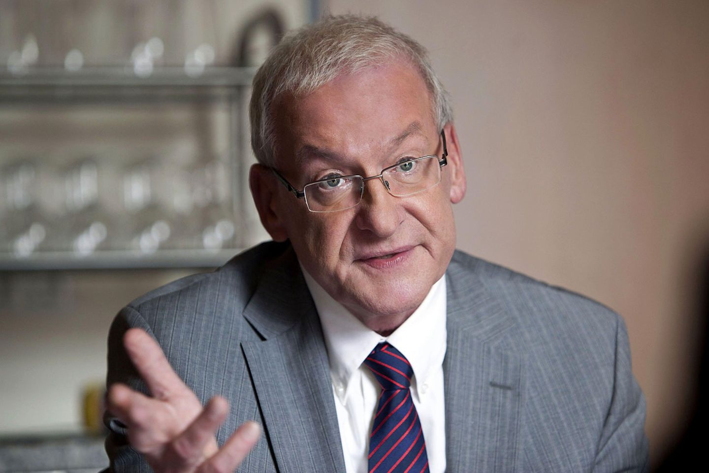 Immer neue Schulden, immer hˆhere Ratenzahlungen und immer mehr Beratungsbedarf: Peter Zwegat, Deutschlands erfolgreichster Schuldnerberater, hat wieder viel zu tun! Seit 2007 hilft Peter Zwegat Menschen bei ihrem Weg "Raus aus den Schulden". Ein gutes, solides Format, das definitiv zu den besseren bei RTL gehört. Allerdings ziehen die Zuschauer nicht mehr so ganz mit: 2012 erreichte die Sendung in der Zielgruppe nur 15,5 Prozent - das liegt unter dem Senderschnitt. Fazit: Hier dürfte RTL mittelfristig Ersatz suchen.