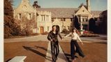 Damals waren sie ein glückliches Paar: Hefner und Benton vor seinem Haus in Los Angeles, der sogenannten "Playboy"-Mansion, in der wilde Sexpartys gefeiert wurden.