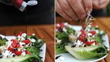 Das Auge isst ja bekanntlich auch mit: Über den Salat mit dem Feta und den Himbeeren kommt nun etwas Balsamicocreme. Den Abschluss bilden ein paar Sojasprossen.
