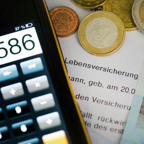 Heute einen Vertrag über eine Lebensversicherung unterschreiben, um abgesichert zu sein? Besser nicht, raten Verbraucherschützer - die Konditionen sind zu schlecht.