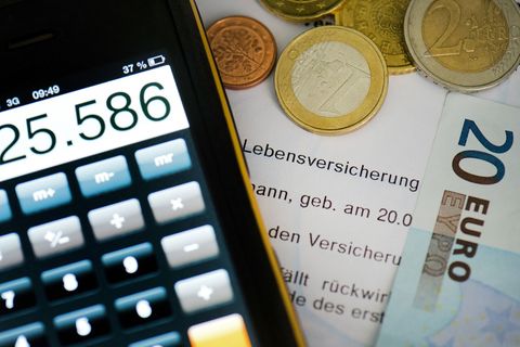 Heute einen Vertrag über eine Lebensversicherung unterschreiben, um abgesichert zu sein? Besser nicht, raten Verbraucherschützer - die Konditionen sind zu schlecht.