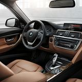 In Innenraum machen sich der Längenzuwachs von knapp zehn Zentimetern und der um fünf Zentimeter längere Radstand beim 3er Touring bemerkbar.