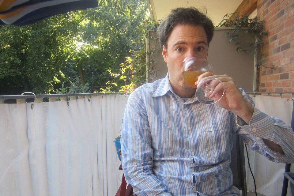 Selbstversuch: Prost! Der Autor beim Verkosten seines eigenen Bieres Prost! Der Autor beim Verkosten seines eigenen Bieres