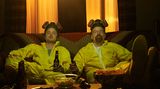 In 13 Kategorien geht das Drama "Breaking Bad" ins Rennen. Im Mittelpunkt steht der Chemielehrer Walter White (Bryan Cranston, r.), der sich zu einem rücksichtslosen Kriminellen entwickelt, als er an Lungenkrebs erkrankt. Um seine Familie zu versorgen, wird er zum Drogenproduzenten. Beim US-Kabelsender AMC ist gerade die fünfte Staffel ausgestrahlt worden. "Breaking Bad" ist als "Outstanding Drama" nominiert, daneben darf sich Bryan Cranston wie in den Vorjahren Hoffnung auf die Schauspieler-Trophäe machen. Drei Mal erhielt er bereits den Emmy.