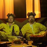 In 13 Kategorien geht das Drama "Breaking Bad" ins Rennen. Im Mittelpunkt steht der Chemielehrer Walter White (Bryan Cranston, r.), der sich zu einem rücksichtslosen Kriminellen entwickelt, als er an Lungenkrebs erkrankt. Um seine Familie zu versorgen, wird er zum Drogenproduzenten. Beim US-Kabelsender AMC ist gerade die fünfte Staffel ausgestrahlt worden. "Breaking Bad" ist als "Outstanding Drama" nominiert, daneben darf sich Bryan Cranston wie in den Vorjahren Hoffnung auf die Schauspieler-Trophäe machen. Drei Mal erhielt er bereits den Emmy.