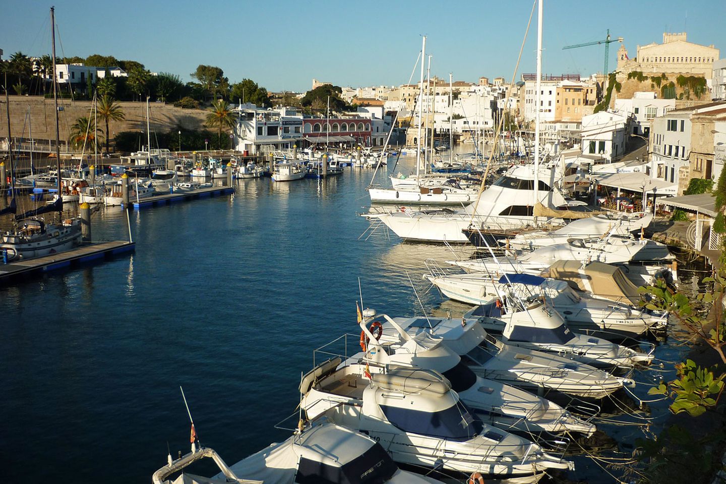Beliebt bei Yachties und Schuh-Fans: Die alte Inselhaupstadt Ciutadella.
