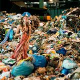 "Wegwerfmädchen", "Tatort"-Folge: 853, Jahr: 2012  Schon der Titel: provokant. Etwas, woran sich der Zuschauer stoßen sollte. Dazu eine Einführungsszene, die wohl zu den unerträglichsten ersten "Tatort"-Minuten in der Geschichte der Reihe gehört: Zwei junge Mädchen tanzen auf einem Kostümball. Bildhübsch zurechtgemacht. In Feierlaune. Plötzlich werden die Mädchen in einen Nebenraum gezerrt. Eine Spritze blitzt auf. Cut. Zwei Müllsäcke werden zugebunden. Am nächsten Morgen schält sich eins der Mädchen völlig verdreckt, der Körper voll von Misshandlungsspuren, aus einem Müllberg, ruft verzweifelt nach ihrer Freundin. Nein, es war keine leichte Kost, die diese "Tatort"-Doppelfolge aus Hannover den Zuschauern präsentierte. Und dann buchtete die Kommissarin am Ende des ersten Teils auch noch einen Unschuldigen ein. Das NDR-Team erhielt Hunderte Beschwerdebriefe und Anrufe von erbosten Zuschauern, die nicht mitbekommen hatten, dass es sich um einen Zweiteiler handelte.