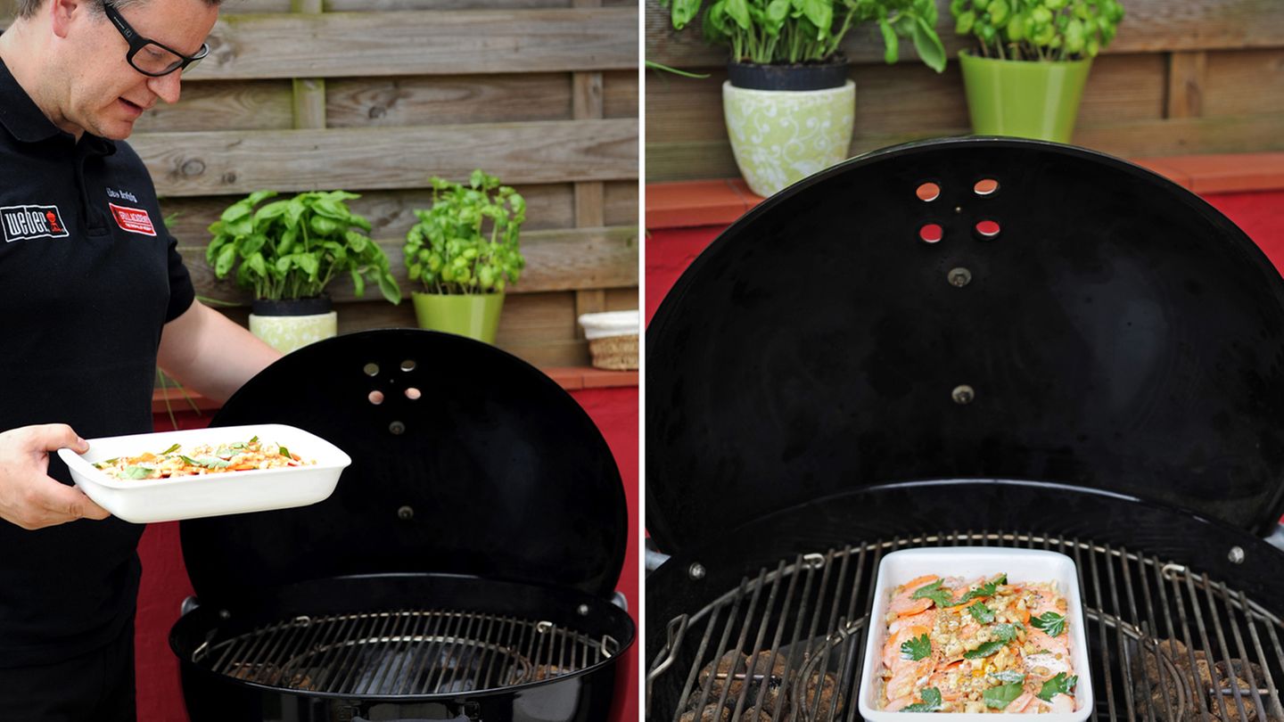 Beilagen auf den Grill!: Schritt 8: Deckel auf und rein mit dir! Klaus Breinig hat den Kugelgrill für die indirekte Hitze vorbereitet. Die glühende Kohle liegt links und rechts an der Seite, die Mitte bleibt frei. Genau an diese Stelle kommt nun die Auflaufform. Danach wird der Deckel geschlossen und erst nach rund 30 Minuten wieder geöffnet. Die Hitze der Kohlen wird vom Deckel reflektiert und der Auflauf bei etwa 230 Grad gegart. Die Luftregler unten und am Deckel bitte komplett öffnen. Wir haben hier einen Weber-Grill verwendet, die Kugelgrills von anderen Herstellern wie Napoleon, Barbecook, Landmann oder Outdoorchef funktionieren alle nach dem gleichen Prinzip. Schritt 8: Deckel auf und rein mit dir! Klaus Breinig hat den Kugelgrill für die indirekte Hitze vorbereitet. Die glühende Kohle liegt links und rechts an der Seite, die Mitte bleibt frei. Genau an diese Stelle kommt nun die Auflaufform. Danach wird der Deckel geschlossen und erst nach rund 30 Minuten wieder geöffnet. Die Hitze der Kohlen wird vom Deckel reflektiert und der Auflauf bei etwa 230 Grad gegart. Die Luftregler unten und am Deckel bitte komplett öffnen. Wir haben hier einen Weber-Grill verwendet, die Kugelgrills von anderen Herstellern wie Napoleon, Barbecook, Landmann oder Outdoorchef funktionieren alle nach dem gleichen Prinzip.