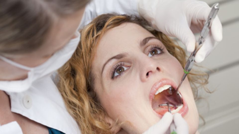 Teurer Schmerz: Verbaucher sollten Zahnzusatzversicherungen rechtzeitig abschließen, wenn sie hohe Kosten vermeiden wollen