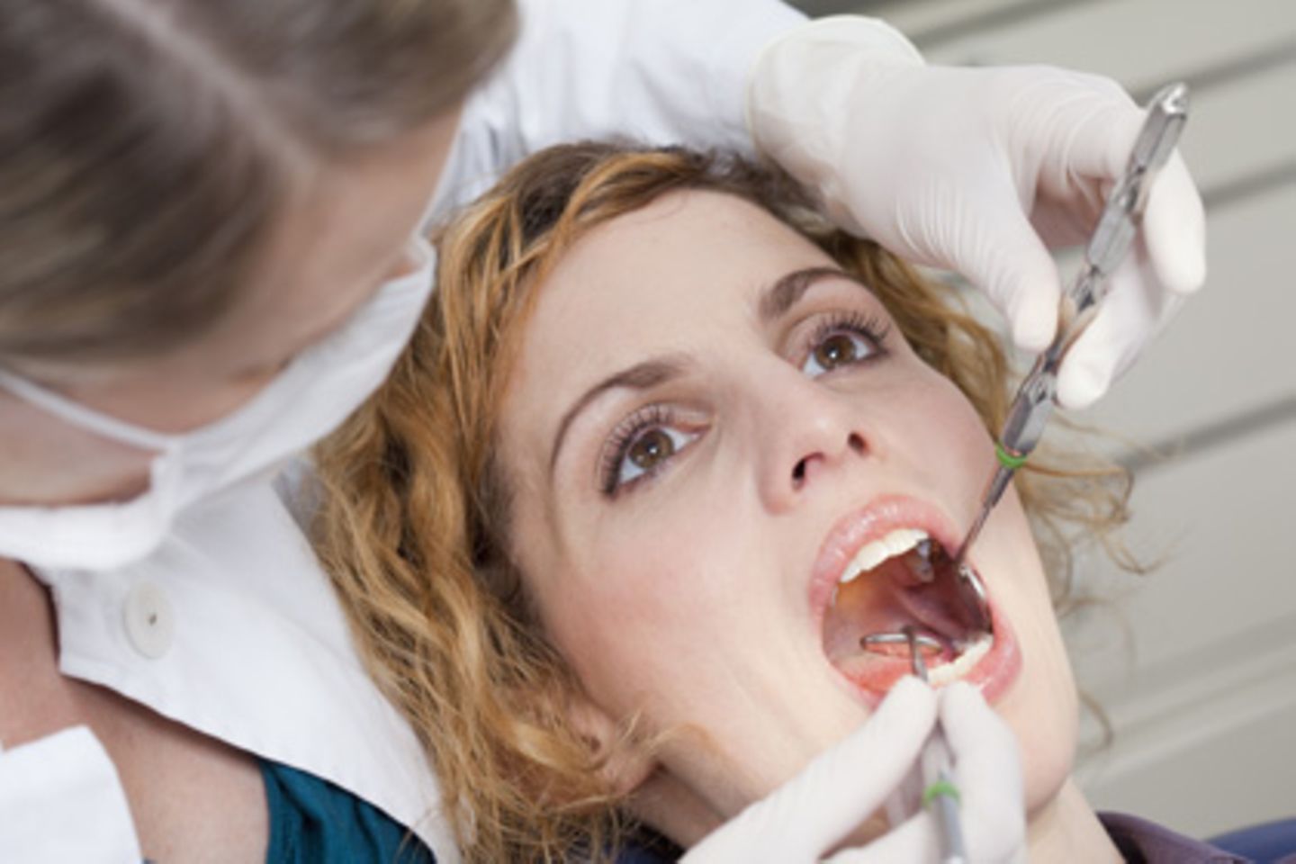 Teurer Schmerz: Verbaucher sollten Zahnzusatzversicherungen rechtzeitig abschließen, wenn sie hohe Kosten vermeiden wollen