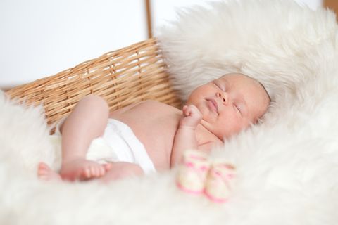 Babies auf Schlafsfell schlafen zu lassen, ist hierzulande üblich.