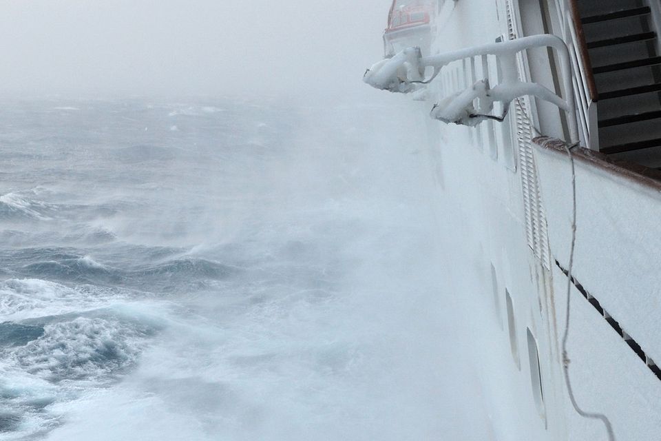 Ausläufer des großen Sturmes im Südpolarmeer. Gut zu erkennen: die Vereisung des Schiffes durch die bitterkalten, abfließenden Winde vom Ross-Schelfeis.