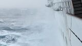 Ausläufer des großen Sturmes im Südpolarmeer. Gut zu erkennen: die Vereisung des Schiffes durch die bitterkalten, abfließenden Winde vom Ross-Schelfeis.
