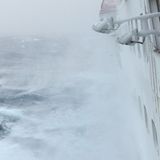 Ausläufer des großen Sturmes im Südpolarmeer. Gut zu erkennen: die Vereisung des Schiffes durch die bitterkalten, abfließenden Winde vom Ross-Schelfeis.