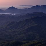 Blick vom Gipfel des "Frenchmans Cap" auf die überwiegend mit Regenwald bewachsene Landschaft des Franklin Gordon Wild Rivers Nationalpark. Die Harmonie trügt: Statt des artenreichen Regenwaldes werden an den kahlen Stellen Monokulturen gezüchtet - mit recht schnell wachsenden Eukalyptusbäumen, die wiederum für die Holzproduktion verwendet werden können. Die ursprünglichen, artenreichen Wälder sind für immer verloren.
